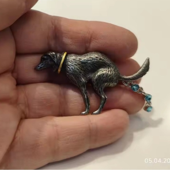 Pooping Dog Crystal Brooch - Picture 4 of 7